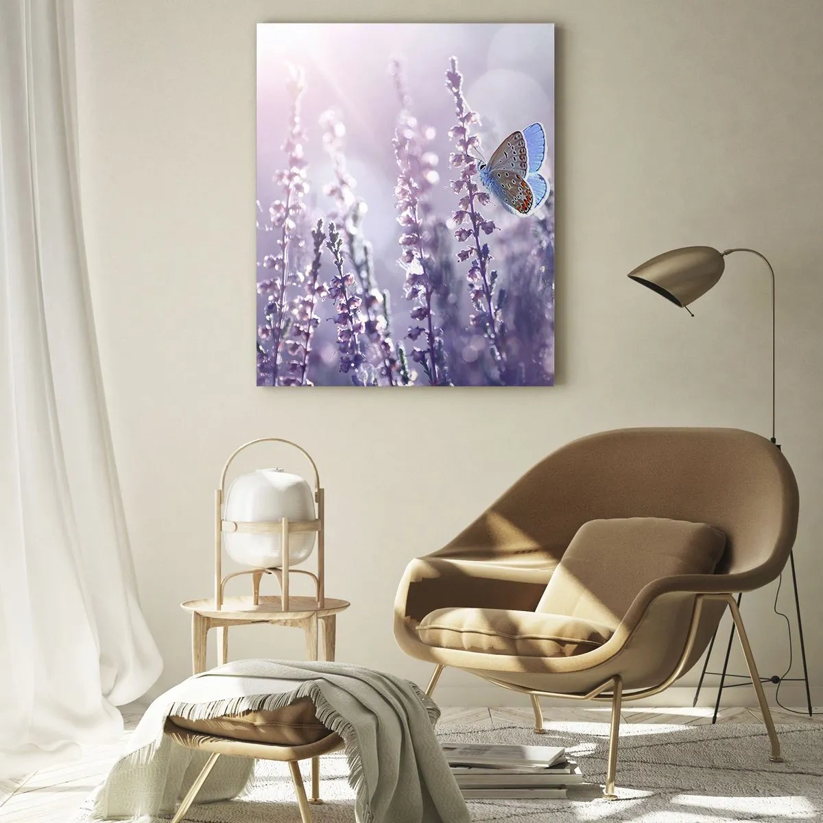 Glasbild - Bild auf glas - Ein Schmetterling auf blühendem Lavendel im Morgenlicht - 70x100cm - Schmetterlingskuss - Moderne Wanddekoration für Wohnzimmer und Schlafzimmer ARTTOR
