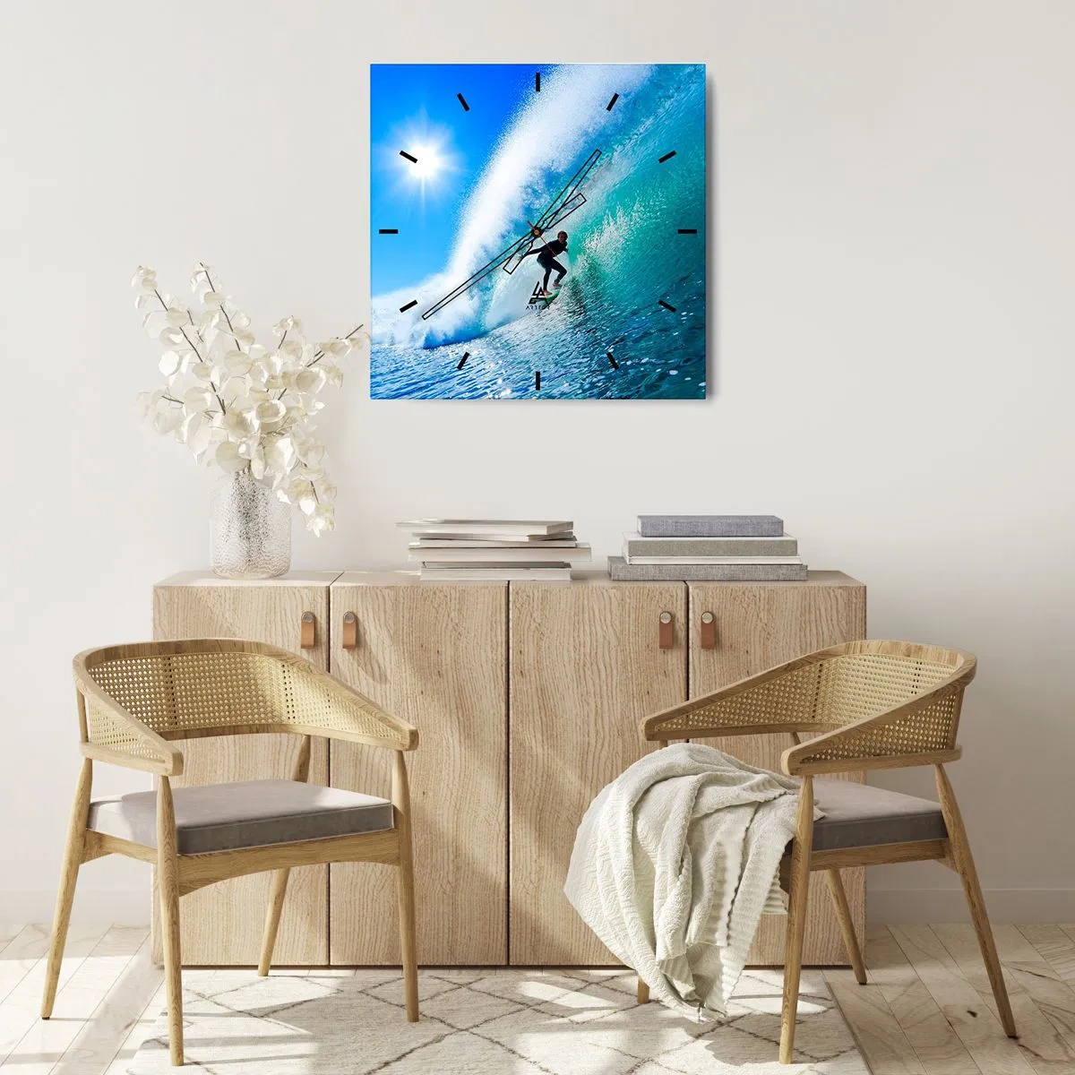 Wanduhr - Glasuhr - Ein Surfer auf einem Brett reitet unter blauem Himmel auf einer starken Welle. - 30x30cm - Durch das große Blau - Moderne Wanddekoration für Wohnzimmer und Schlafzimmer ARTTOR
