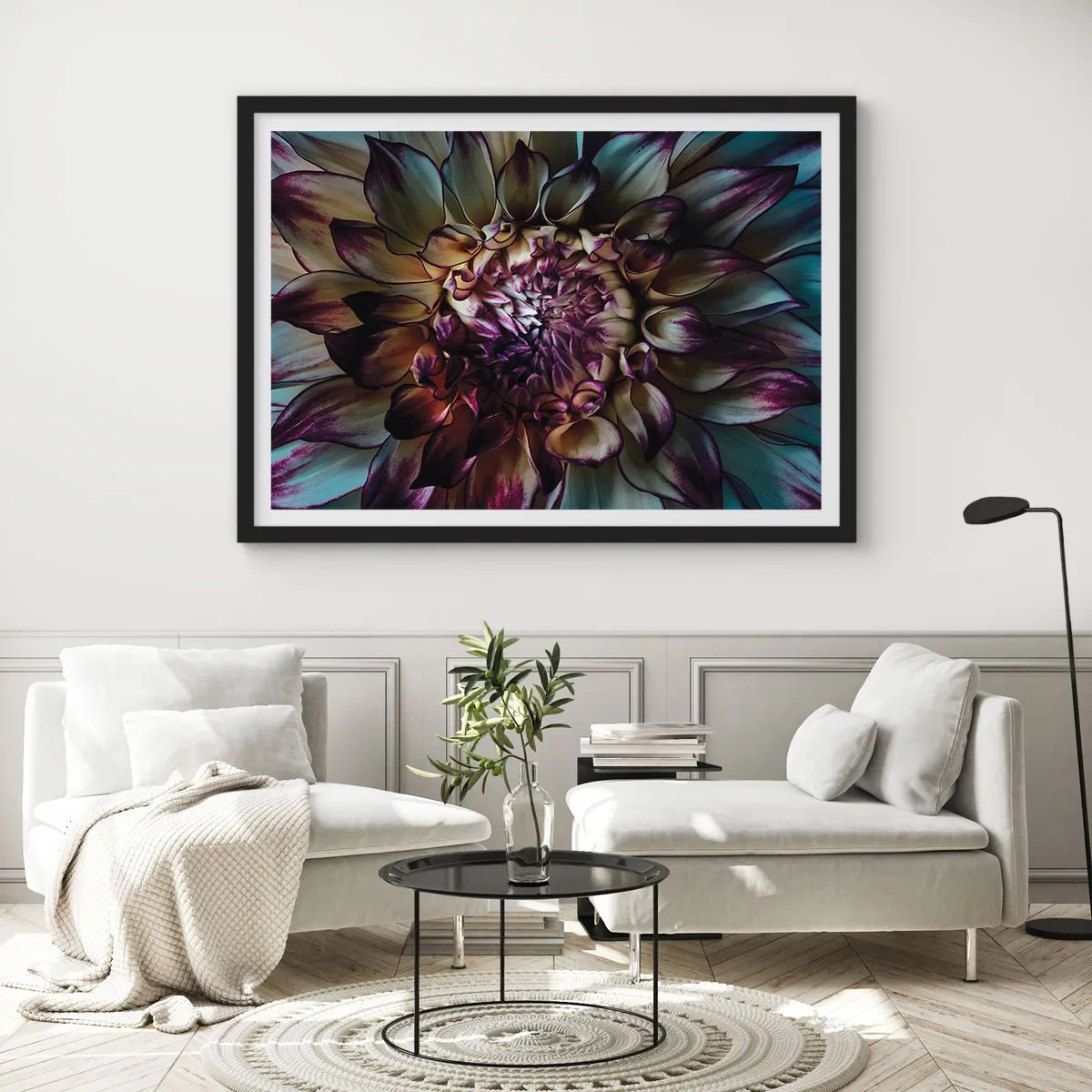 Poster in einem schwarzem Rahmen - Nahaufnahme einer Dahlienblüte in dunklen Tönen - 100x70cm - Die Blütezeit der Jugend - Moderne Wanddekoration für Wohnzimmer und Schlafzimmer ARTTOR