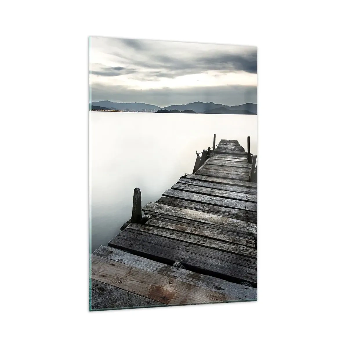 Glasbild - Bild auf glas - Eine Holzbrücke, die zu einem ruhigen See führt - 80x120cm - Tauchen Sie ein in Ruhe - Moderne Wanddekoration für Wohnzimmer und Schlafzimmer ARTTOR