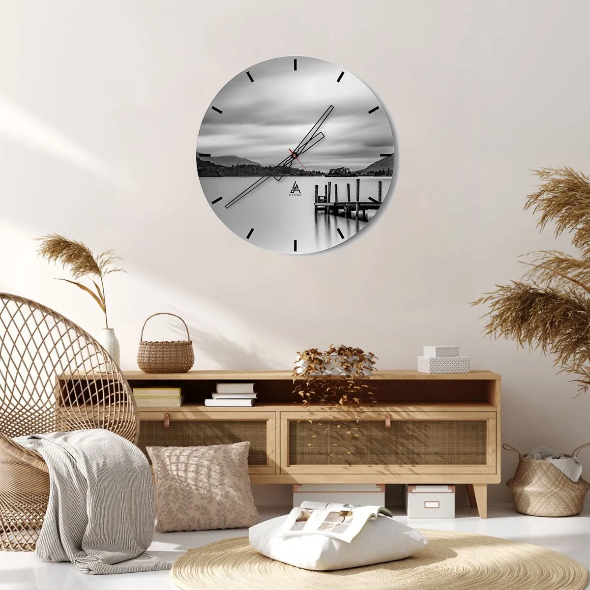 Wanduhr - Glasuhr - Schwarz-weiße Landschaft mit einem See und einem Holzsteg - 30x30cm - Milde und Kraft - Moderne Wanddekoration für Wohnzimmer, Küche und Schlafzimmer ARTTOR