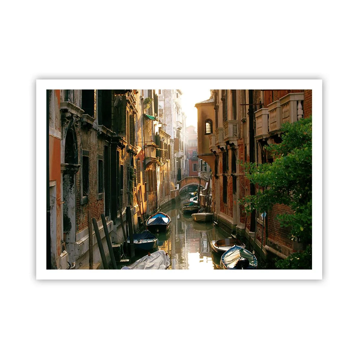 Poster - Ein malerischer Kanal in Venedig mit Booten und einer Brücke - 100x70cm - In einer venezianischen Gasse - Moderne Wanddekoration für Wohnzimmer und Schlafzimmer ARTTOR