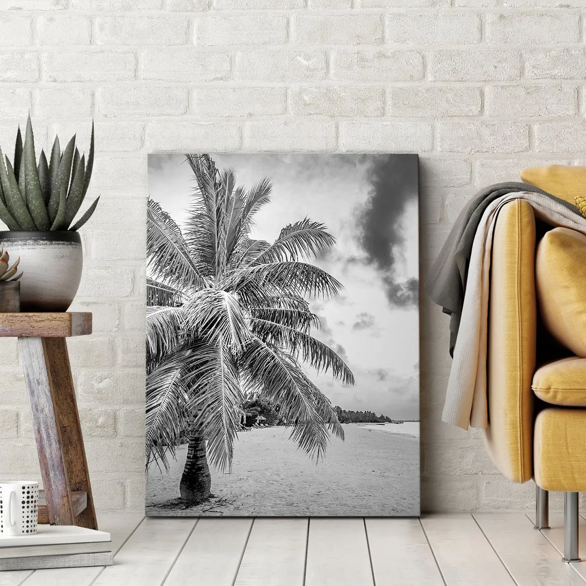 Bild auf Leinwand - Leinwandbild - Schwarz-weiße Palme an einem leeren Strand mit Wolken - 50x70cm - Wenn du dich nach Einsamkeit sehnst ... - Moderne Wanddekoration für Wohnzimmer und Schlafzimmer ARTTOR