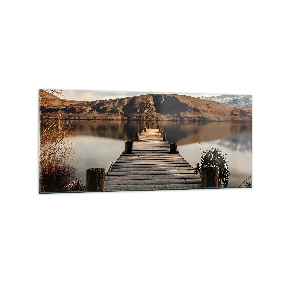 Glasbild - Bild auf glas - Ein Holzsteg über einem See, umgeben von malerischen Hügeln - 120x50cm - Landschaft in Stille - Moderne Wanddekoration für Wohnzimmer und Schlafzimmer ARTTOR