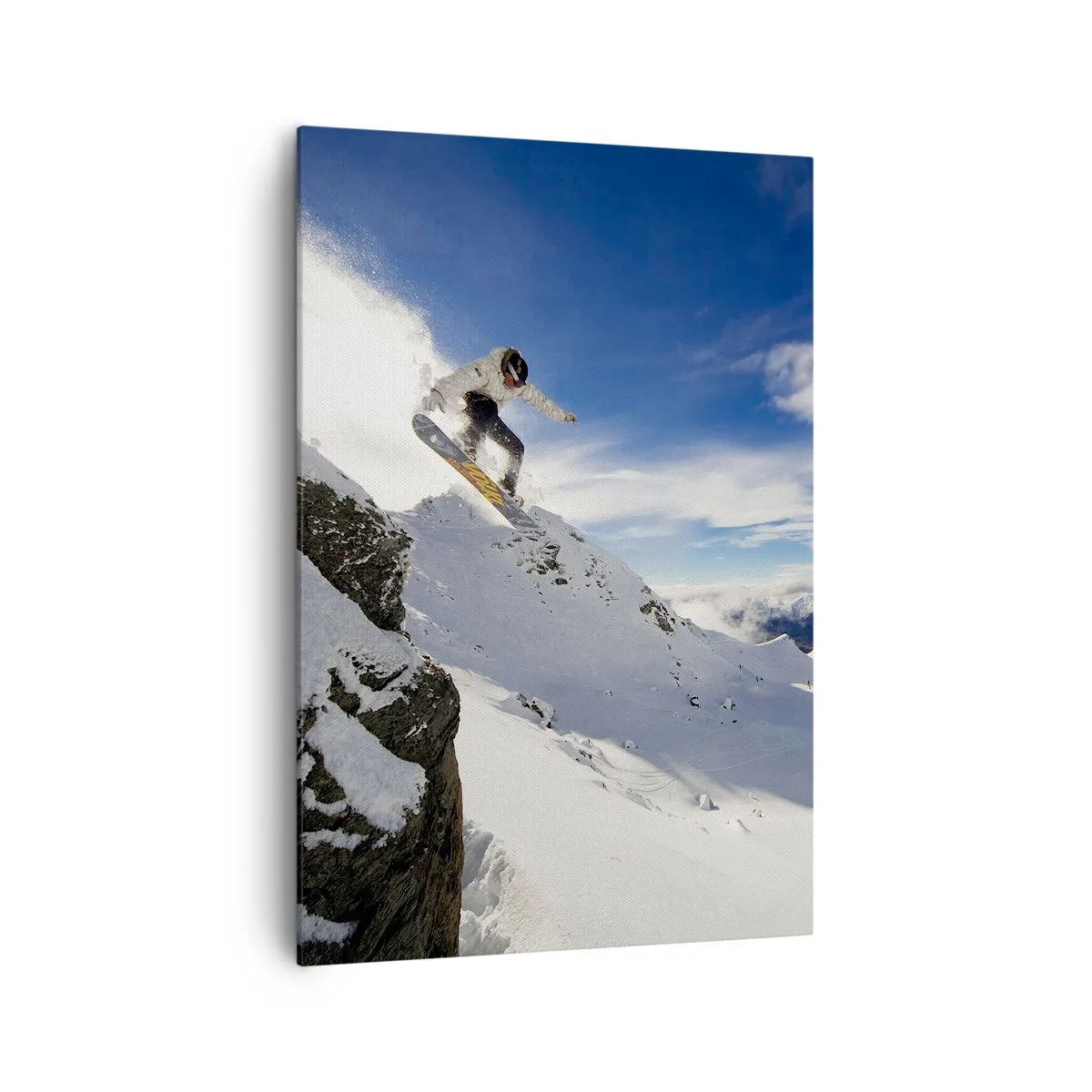Bild auf Leinwand - Leinwandbild - Ein Snowboarder springt von einer Klippe mit schneebedeckten Bergen im Hintergrund. - 70x100cm - Freiheit ohne Grenzen - Moderne Wanddekoration für Wohnzimmer und Schlafzimmer ARTTOR