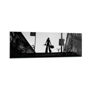 Glasbild - Bild auf glas - Eine Frauenfigur auf der Treppe in Schwarzweiß mit dynamischer Atmosphäre - 160x50cm - Städtisches Wandern - Moderne Wanddekoration für Wohnzimmer und Schlafzimmer ARTTOR