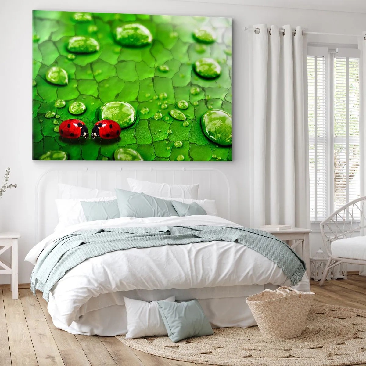 Bild auf Leinwand - Leinwandbild - Zwei Marienkäfer auf einem Blatt mit Wassertropfen in der Makrofotografie - 70x50cm - Treffen im Grünen - Moderne Wanddekoration für Wohnzimmer und Schlafzimmer ARTTOR