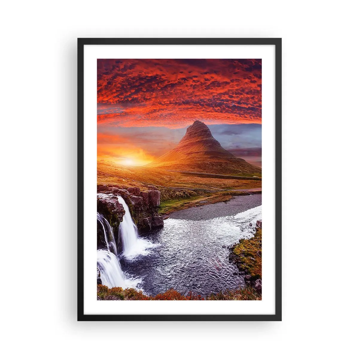 Poster in einem schwarzem Rahmen - Der Berg und der Wasserfall werden von den Strahlen der untergehenden Sonne beleuchtet - 50x70cm - Ein Blick auf Mittelerde - Moderne Wanddekoration für Wohnzimmer und Schlafzimmer ARTTOR