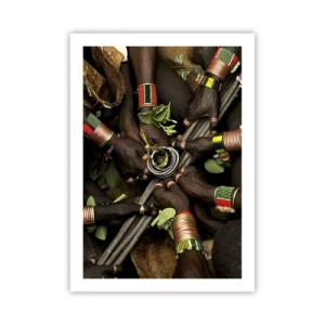 Poster - Hände in traditionellen Armbändern, als Geste der Gemeinschaft - 50x70cm - Wir sind zusammen - Moderne Wanddekoration für Wohnzimmer und Schlafzimmer ARTTOR