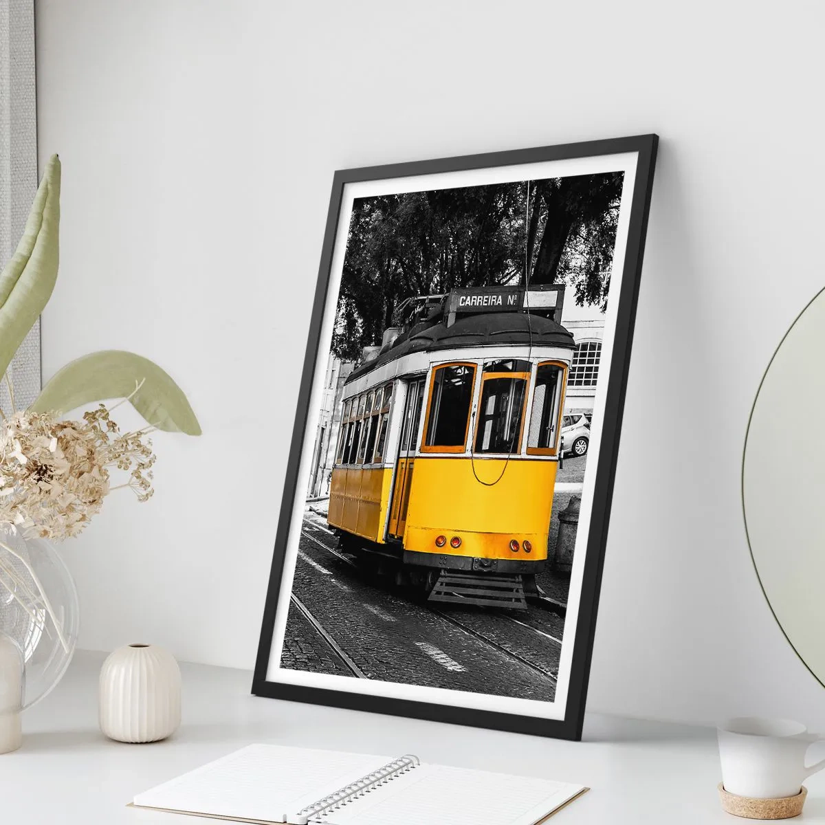 Poster in einem schwarzem Rahmen - Eine gelbe Straßenbahn vor einem schwarz-weißen Stadthintergrund - 50x70cm - Und Fado im Hintergrund - Moderne Wanddekoration für Wohnzimmer und Schlafzimmer ARTTOR