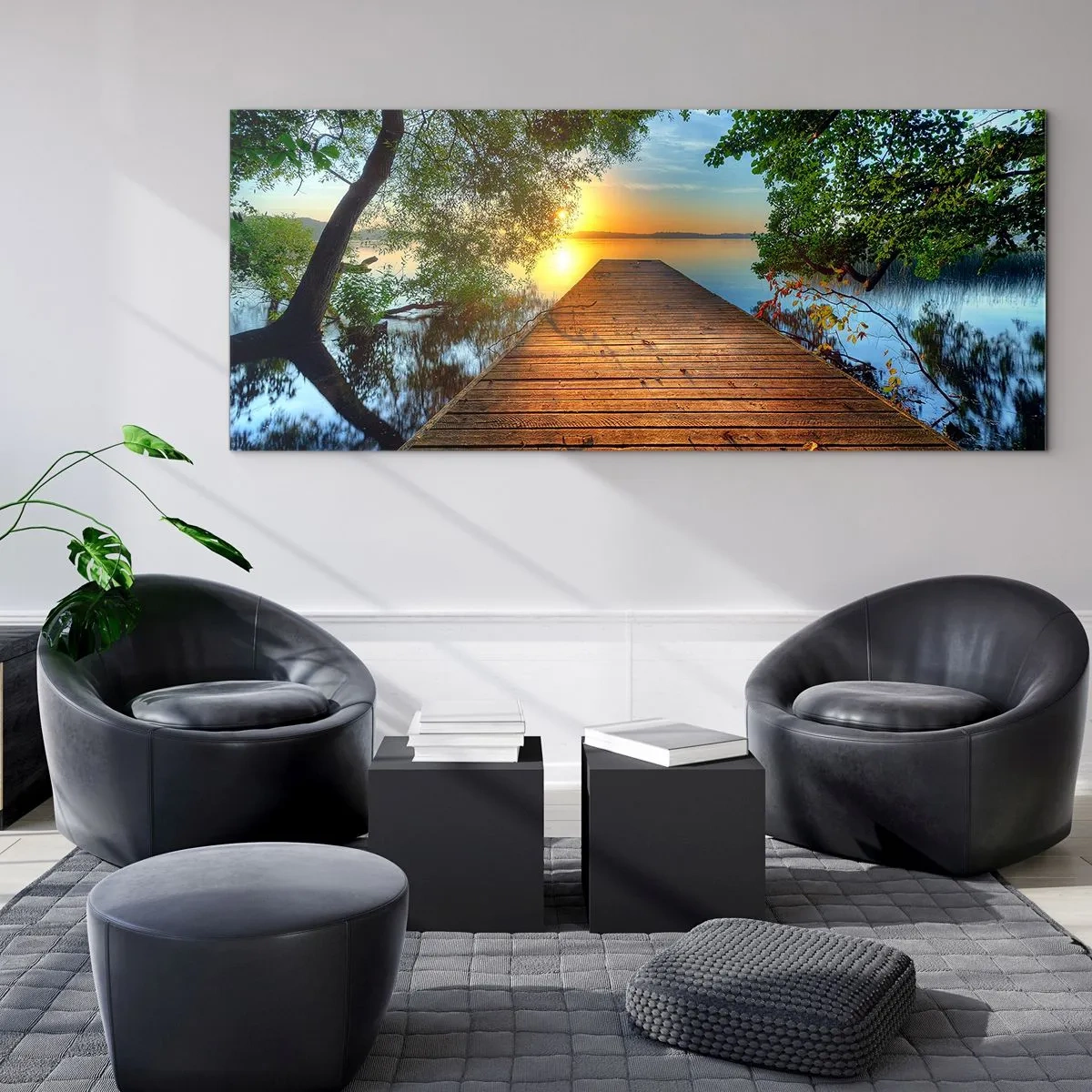 Glasbild - Bild auf glas - Ein von Grün umgebener Holzsteg bei Sonnenuntergang - 140x50cm - Nimm dir Zeit, setz dich hin - Moderne Wanddekoration für Wohnzimmer und Schlafzimmer ARTTOR