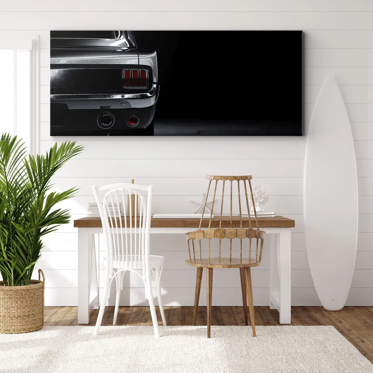 Bild auf Leinwand - Leinwandbild - Ein Schwarzweißbild des Hecks eines Oldtimers vor dunklem Hintergrund. - 120x50cm - Charme des Klassikers - Moderne Wanddekoration für Wohnzimmer und Schlafzimmer ARTTOR