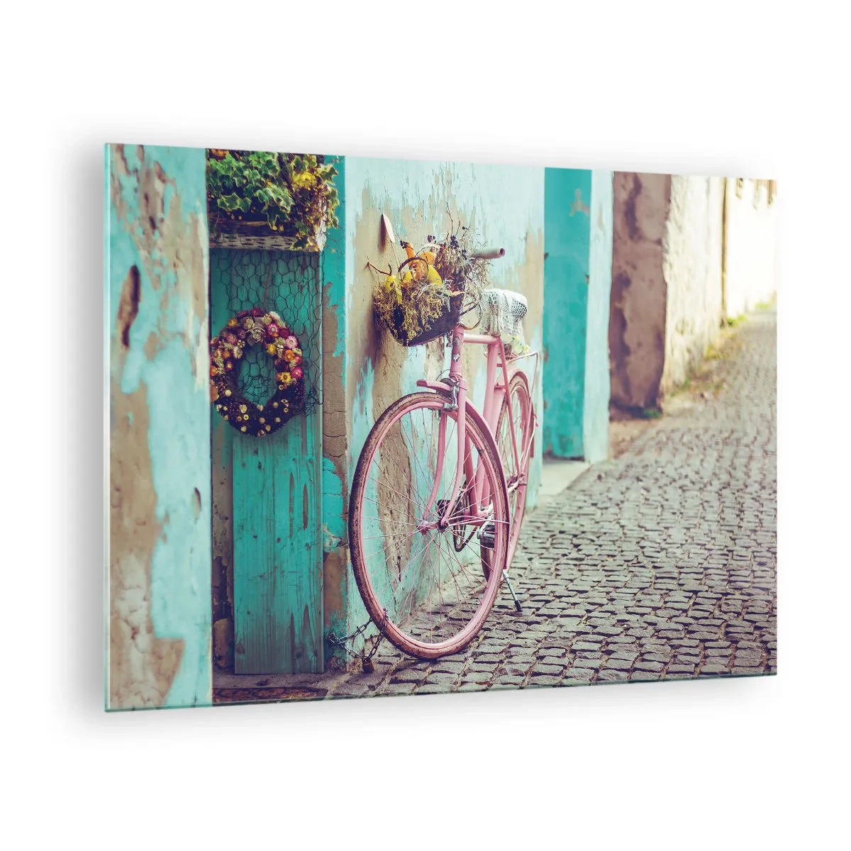 Glasbild - Bild auf glas - Ein rosa Fahrrad lehnt an einer Wand mit Blumen in Körben vor einem pastellfarbenen Hintergrund. - 70x50cm - Ich komme gleich wieder - Moderne Wanddekoration für Wohnzimmer und Schlafzimmer ARTTOR