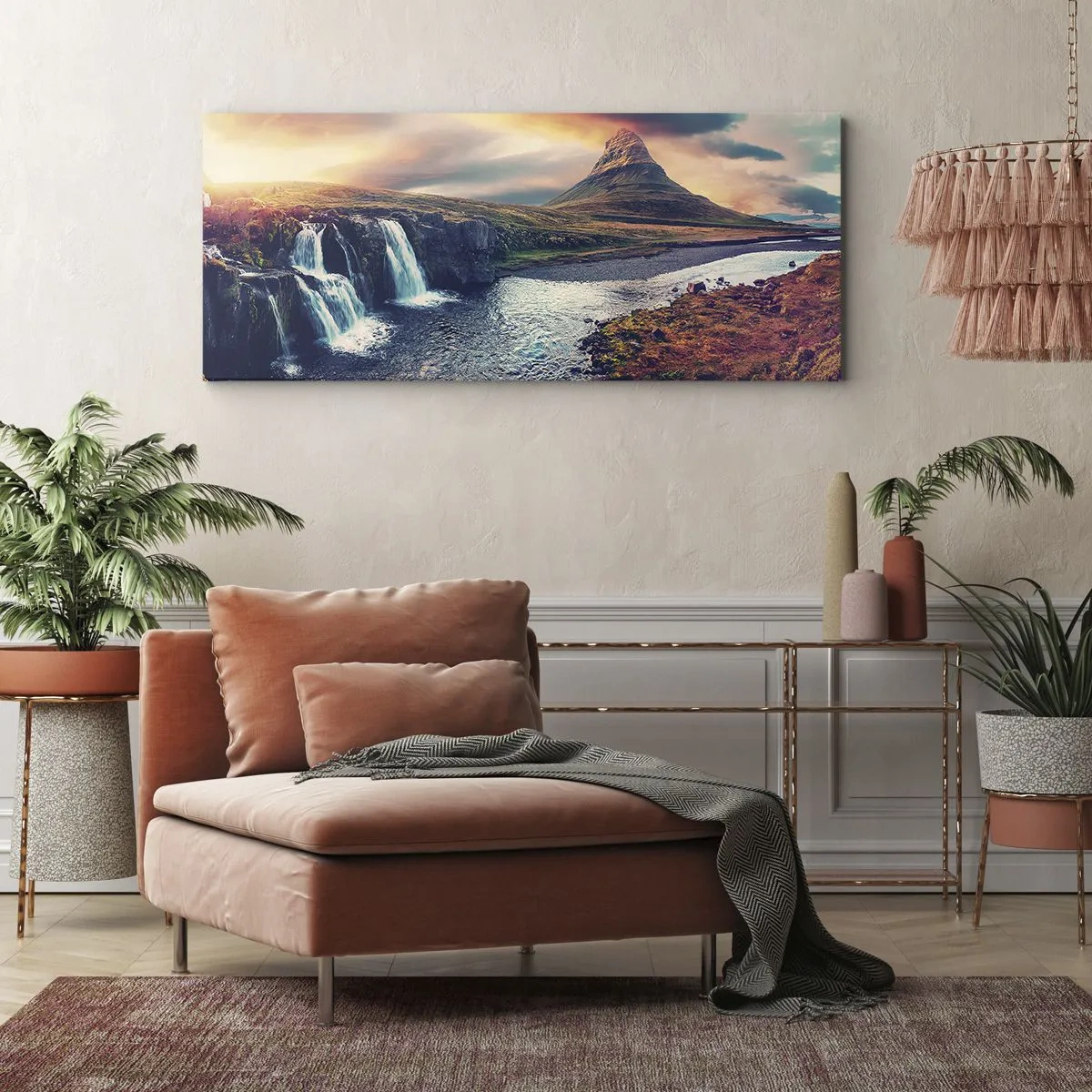 Bild auf Leinwand - Leinwandbild - Blick auf den Wasserfall und die Berge im Licht der untergehenden Sonne - 140x50cm - In der Majestät der Natur - Moderne Wanddekoration für Wohnzimmer und Schlafzimmer ARTTOR