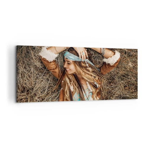 Bild auf Leinwand - Leinwandbild - Frau im Boho-Stil liegt auf Heu - 120x50cm - Auf dem Weg in den Sommer der Liebe - Moderne Wanddekoration für Wohnzimmer und Schlafzimmer ARTTOR