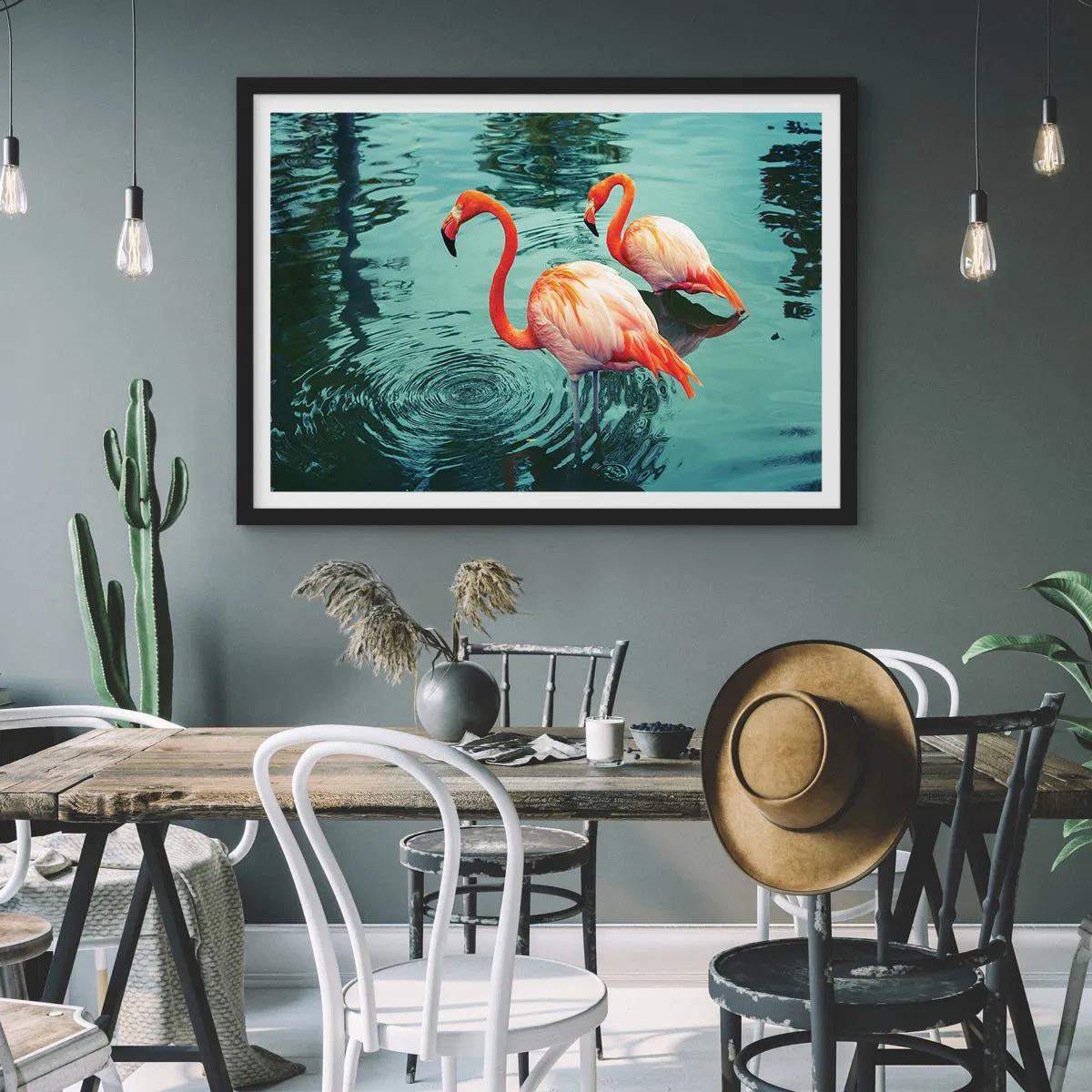 Poster in einem schwarzem Rahmen - Zwei Flamingos im ruhigen Wasser spiegeln ihre Umgebung wider - 70x50cm - Wir sind jetzt in Mode - Moderne Wanddekoration für Wohnzimmer und Schlafzimmer ARTTOR