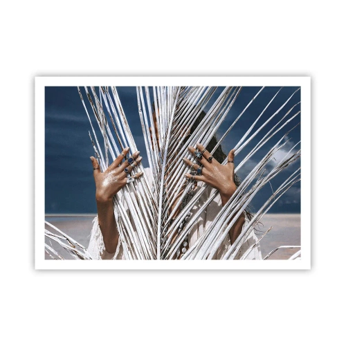 Poster - Eine Frau, versteckt hinter Palmblättern, mit Ringen an den Händen. - 100x70cm - Das Mädchen des Schamanen? - Moderne Wanddekoration für Wohnzimmer und Schlafzimmer ARTTOR