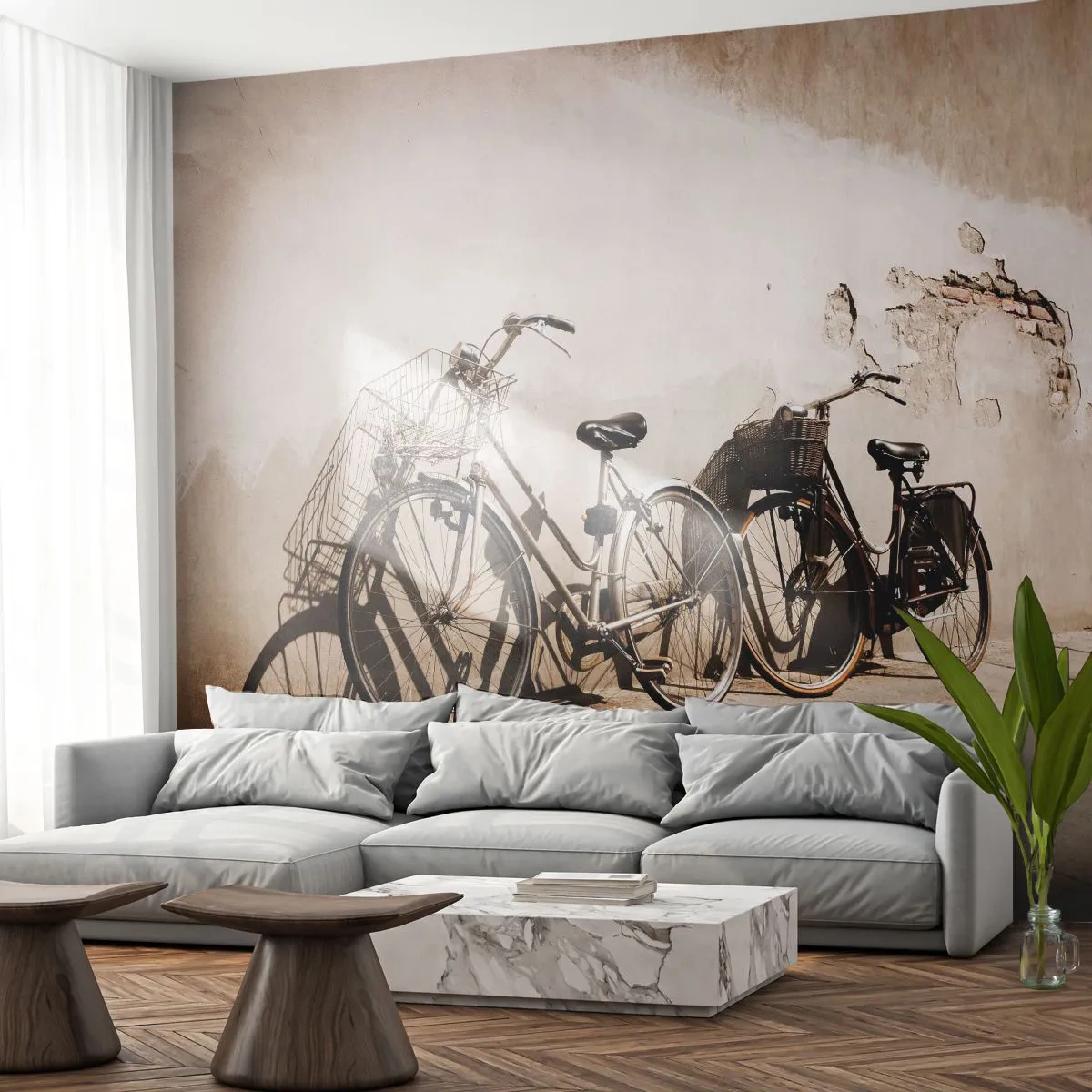 Fototapete Premium Sand - Zwei Fahrräder lehnen an einer alten, stimmungsvollen Wand - 100x70cm - Der unvergessliche Charme der Vergangenheit - Moderne Wanddekoration für Wohnzimmer und Schlafzimmer ARTTOR