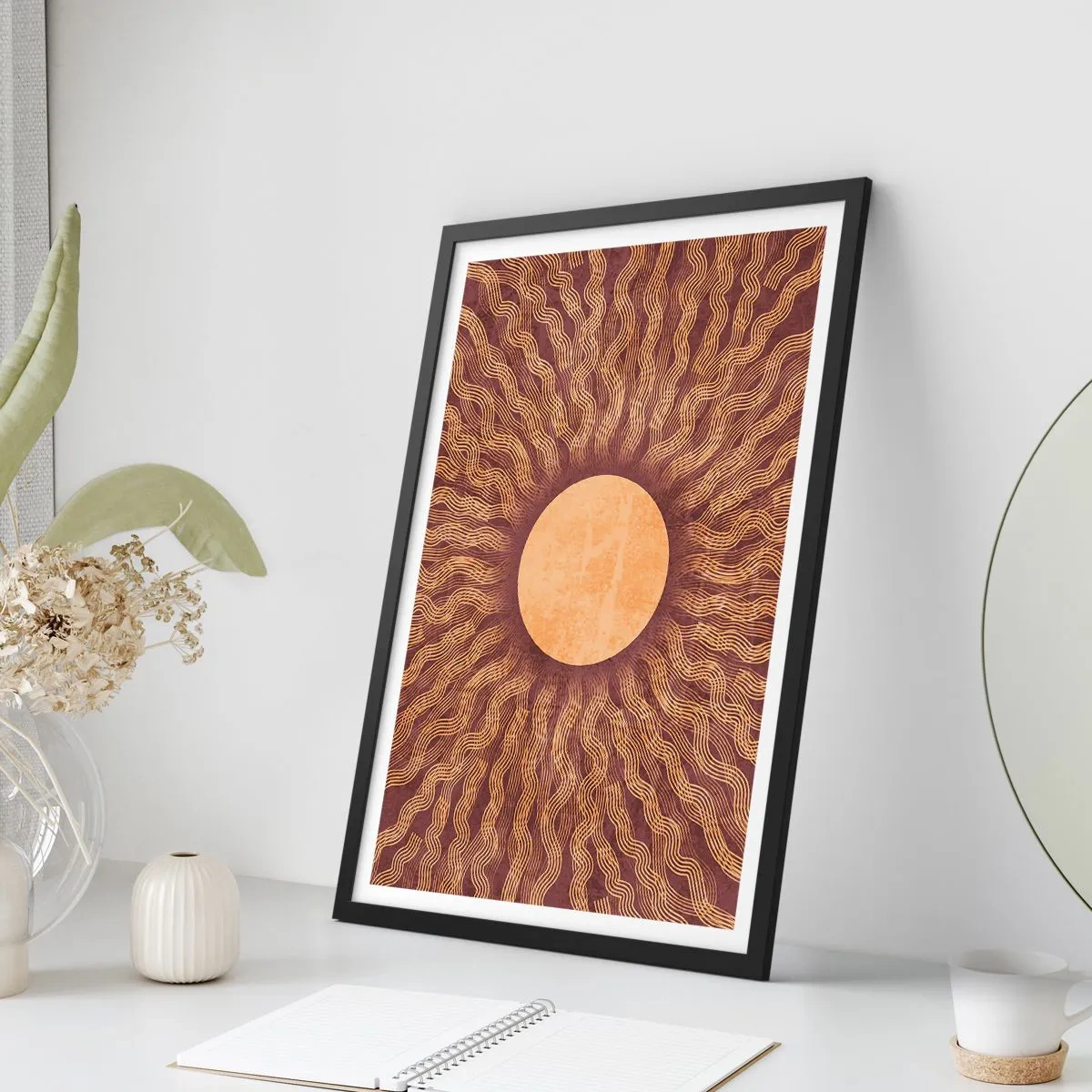 Poster in einem schwarzem Rahmen - Stilisierte Sonne mit Strahlen in Gold- und Brauntönen - 50x70cm - Sonnensymbol - Moderne Wanddekoration für Wohnzimmer und Schlafzimmer ARTTOR