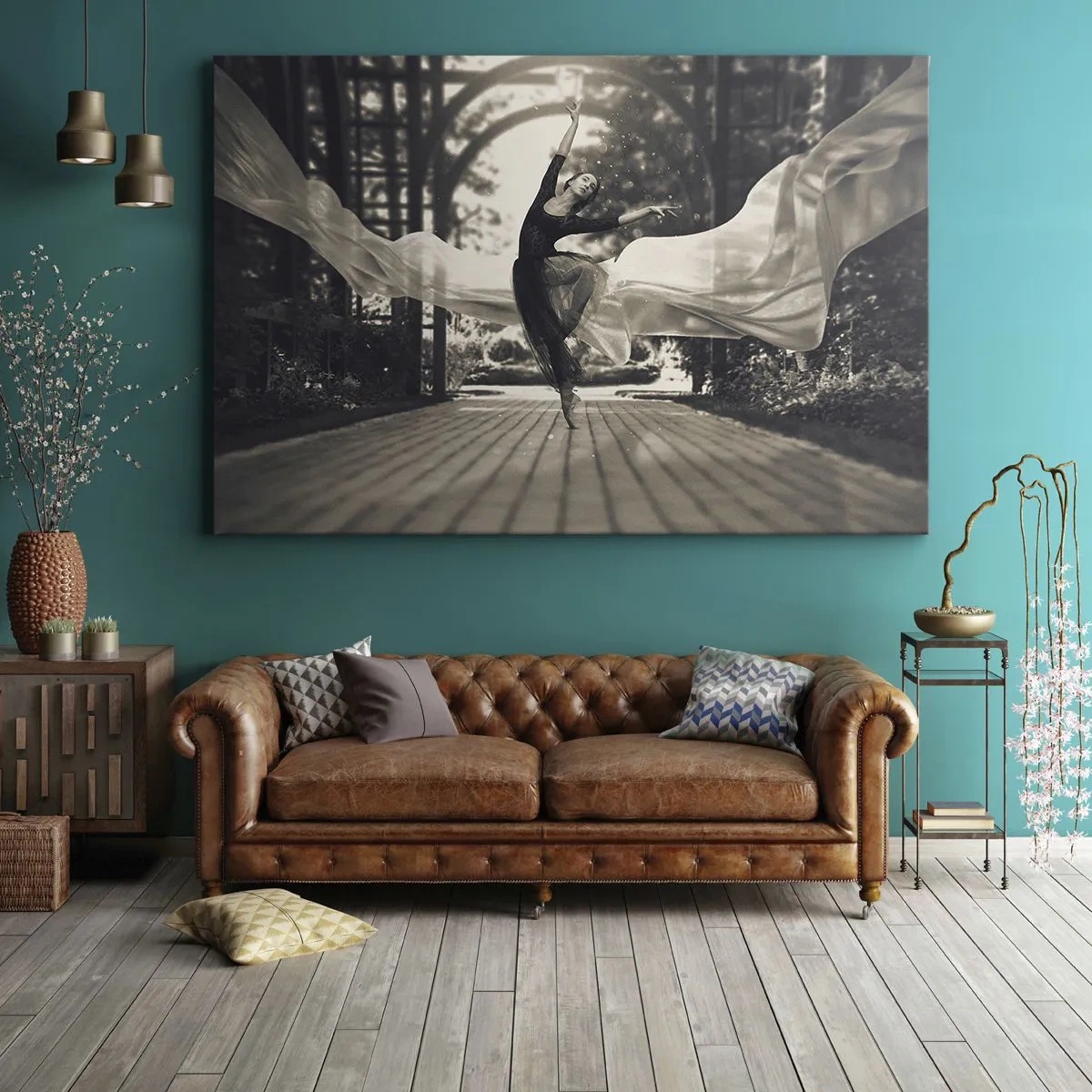 Bild auf Leinwand - Leinwandbild - Eine Tänzerin in einem wallenden Kleid führt einen Sprung vor einer schwarz-weißen Gartenkulisse aus. - 100x70cm - Der Tanz des Gartengeistes - Moderne Wanddekoration für Wohnzimmer und Schlafzimmer ARTTOR
