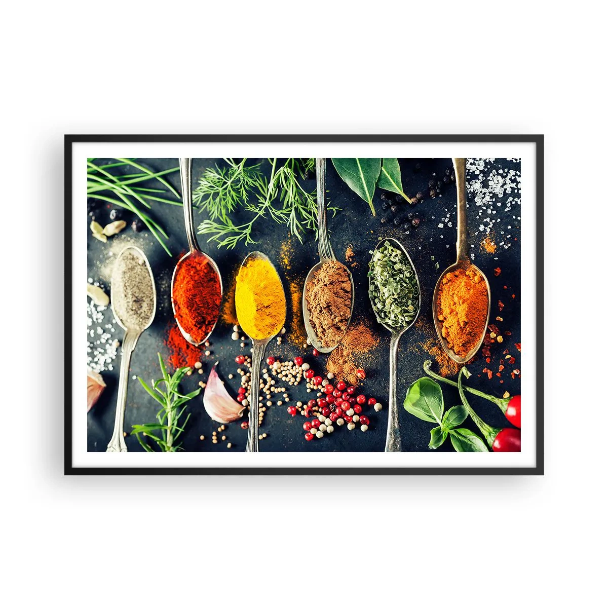 Poster in einem schwarzem Rahmen - Bunte Gewürze auf Löffeln mit Kräutern im Hintergrund - 100x70cm - Kulinarische Magie - Moderne Wanddekoration für Wohnzimmer und Schlafzimmer ARTTOR