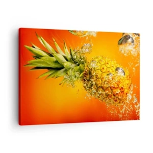 Bild auf Leinwand - Leinwandbild - Eine in Wasser getauchte Ananas vor einem orangefarbenen Hintergrund mit Farbverlauf. - 70x50cm - Tropisch saftige Frische - Moderne Wanddekoration für Wohnzimmer und Schlafzimmer ARTTOR