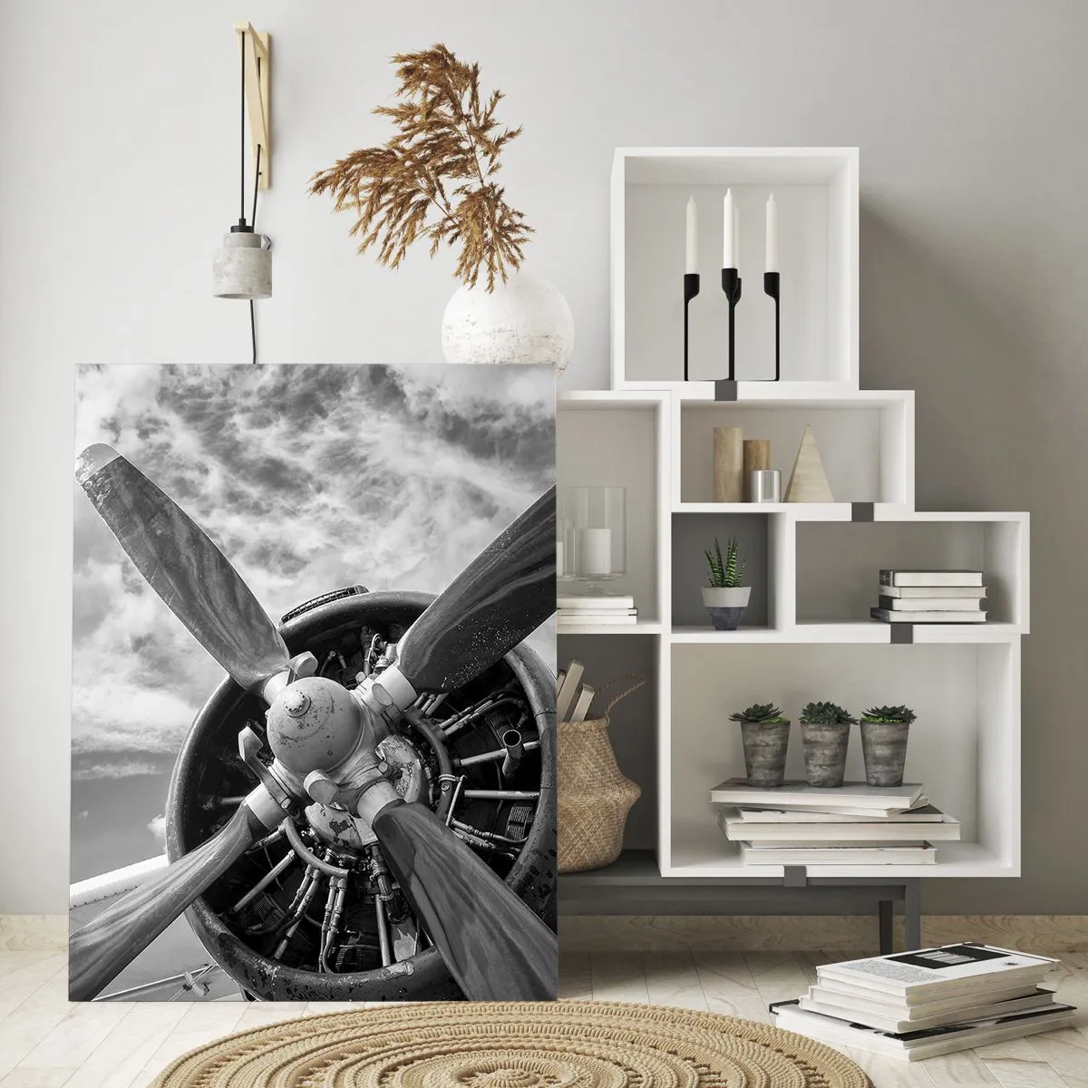 Glasbild - Bild auf glas - Ein Schwarzweißfoto eines Flugzeugpropellers vor einem dynamischen Himmel. - 70x100cm - Eroberer der Lüfte - Moderne Wanddekoration für Wohnzimmer und Schlafzimmer ARTTOR