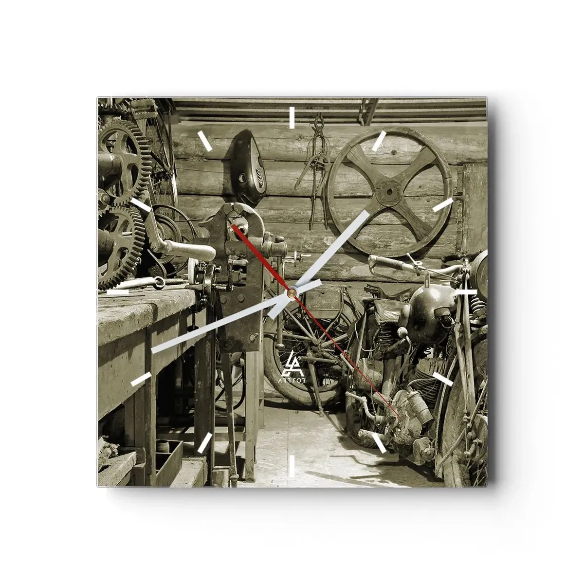 Wanduhr - Glasuhr - Retro-Werkstatt mit Motorrädern und Werkzeug - 30x30cm - Im Schuppen von Onkel Władek - Moderne Wanddekoration für Wohnzimmer und Schlafzimmer ARTTOR