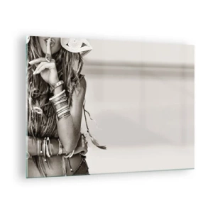 Glasbild - Bild auf glas - Eine Frau mit Schmuck und dem Finger an den Lippen in einer künstlerischen Aufnahme - 70x50cm - Wieso ein Mädchen - Moderne Wanddekoration für Wohnzimmer und Schlafzimmer ARTTOR
