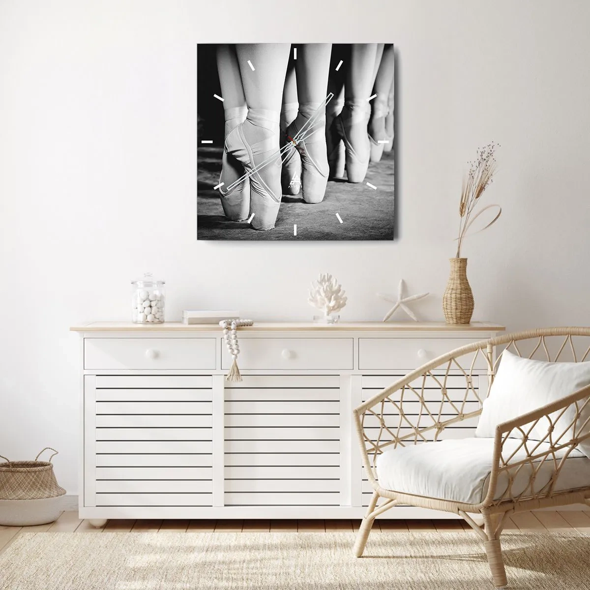 Wanduhr - Glasuhr - Schwarz-Weiß-Aufnahme der Ballettschuhe einer Tänzerin - 30x30cm - Gemeinsam, leicht - Moderne Wanddekoration für Wohnzimmer und Schlafzimmer ARTTOR