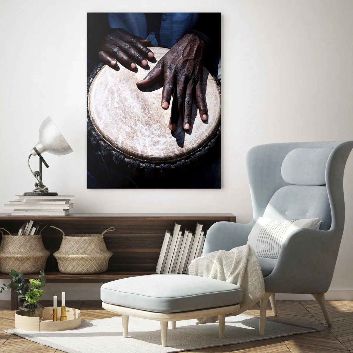 Glasbild - Bild auf glas - Nahaufnahme von Händen, die eine Djembe-Trommel spielen - 50x70cm - Lebe in deinem eigenen Rhythmus - Moderne Wanddekoration für Wohnzimmer und Schlafzimmer ARTTOR