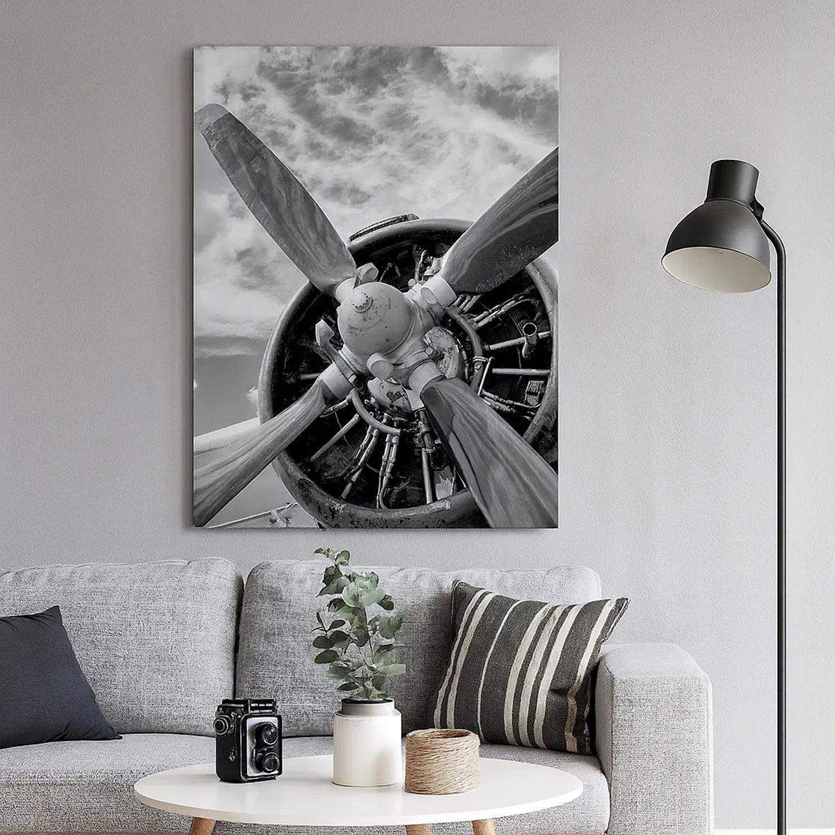 Bild auf Leinwand - Leinwandbild - Ein Schwarzweißfoto eines Flugzeugpropellers vor einem dynamischen Himmel. - 50x70cm - Eroberer der Lüfte - Moderne Wanddekoration für Wohnzimmer und Schlafzimmer ARTTOR