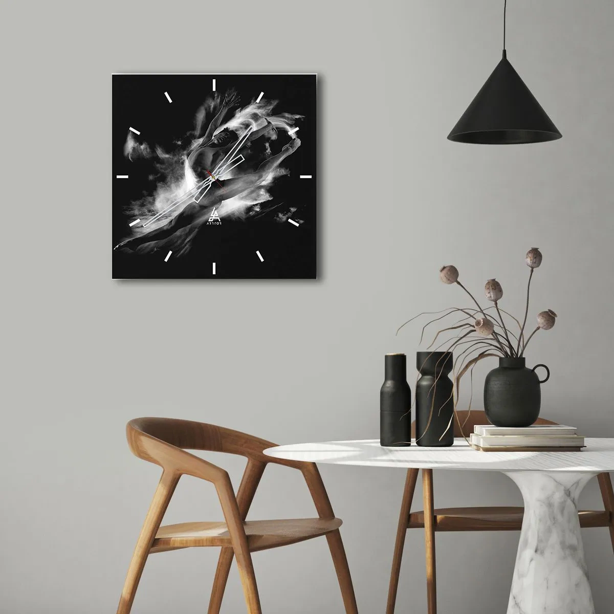 Wanduhr - Glasuhr - Eine Tänzerin in dynamischer Pose vor schwarzem Hintergrund - 30x30cm - Im Flug hängen geblieben - Moderne Wanddekoration für Wohnzimmer und Schlafzimmer ARTTOR