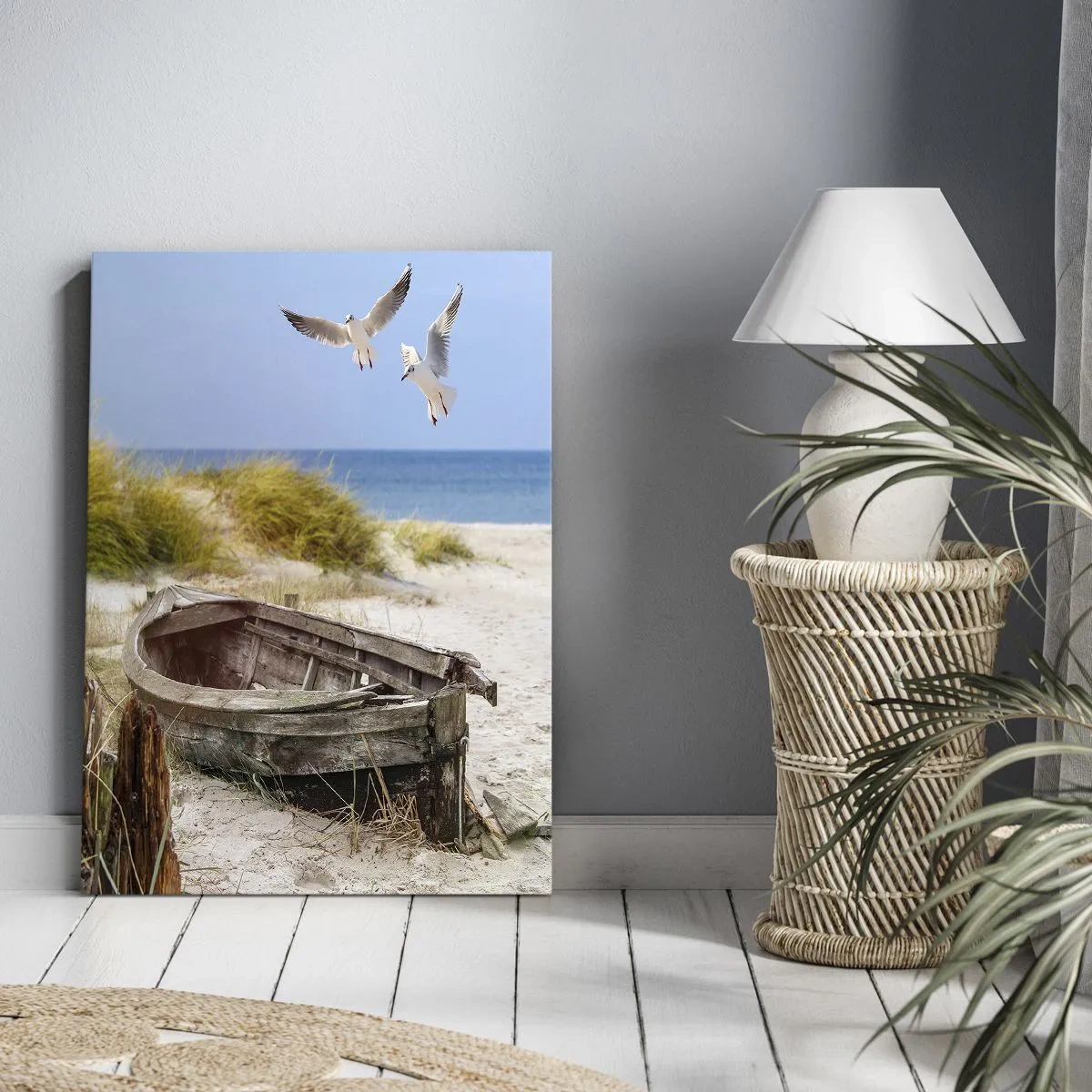 Bild auf Leinwand - Leinwandbild - Verlassenes Boot an einem Strand mit Möwen - 80x120cm - In Wind gebadet - Moderne Wanddekoration für Wohnzimmer und Schlafzimmer ARTTOR