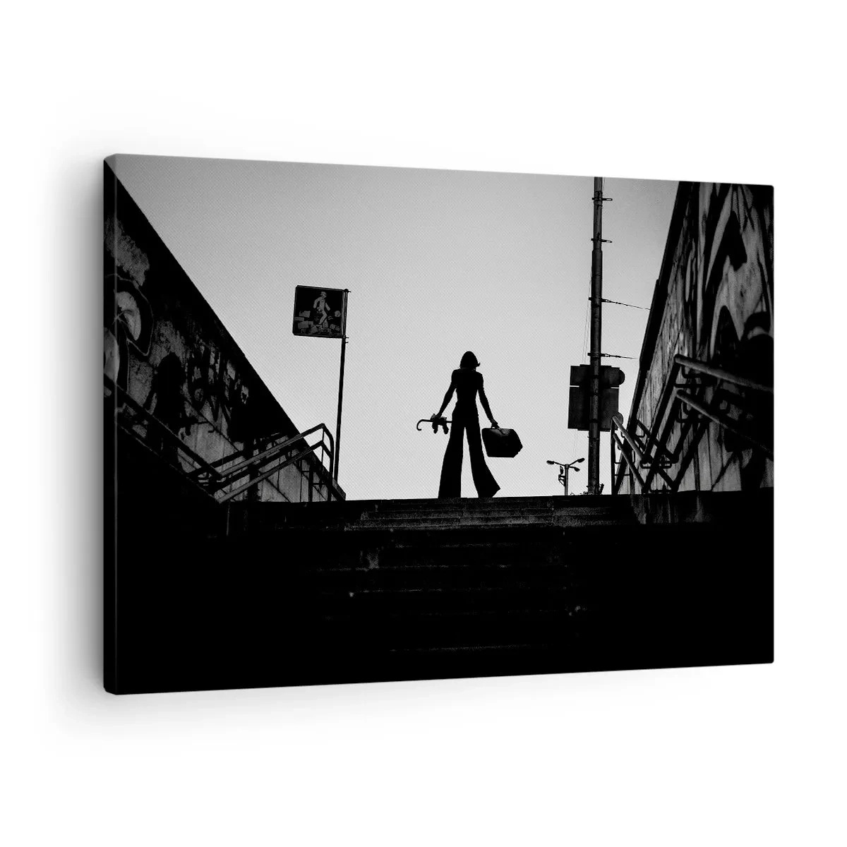 Bild auf Leinwand - Leinwandbild - Eine Frauenfigur auf der Treppe in Schwarzweiß mit dynamischer Atmosphäre - 70x50cm - Städtisches Wandern - Moderne Wanddekoration für Wohnzimmer und Schlafzimmer ARTTOR