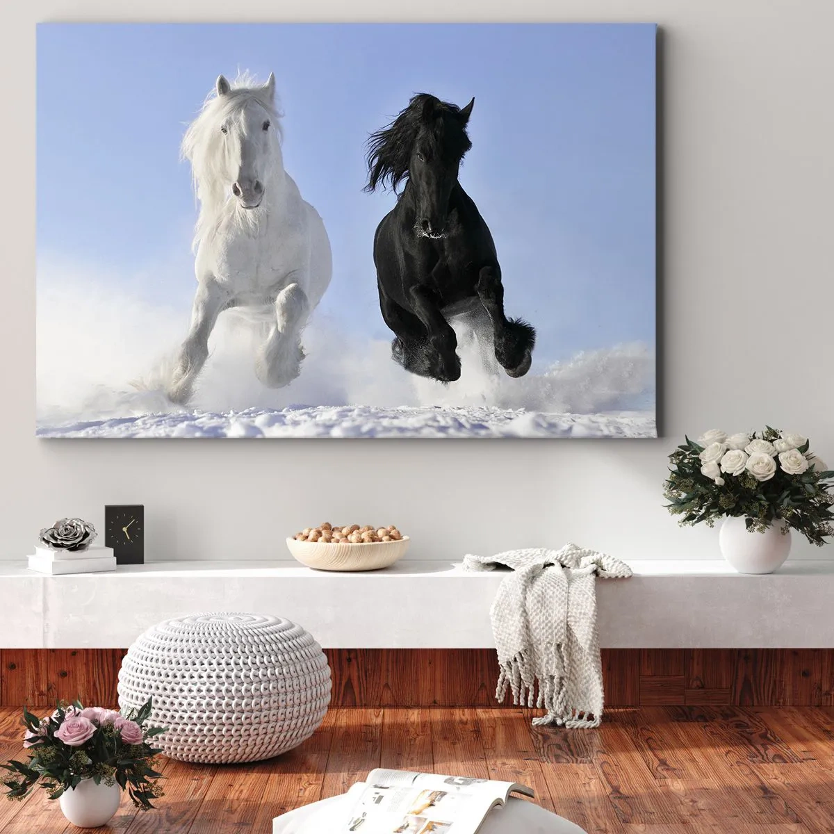 Bild auf Leinwand - Leinwandbild - Ein weißes und ein schwarzes Pferd galoppieren durch den Schnee - 100x70cm - Schwarz-Weiß-Galopp - Moderne Wanddekoration für Wohnzimmer und Schlafzimmer ARTTOR