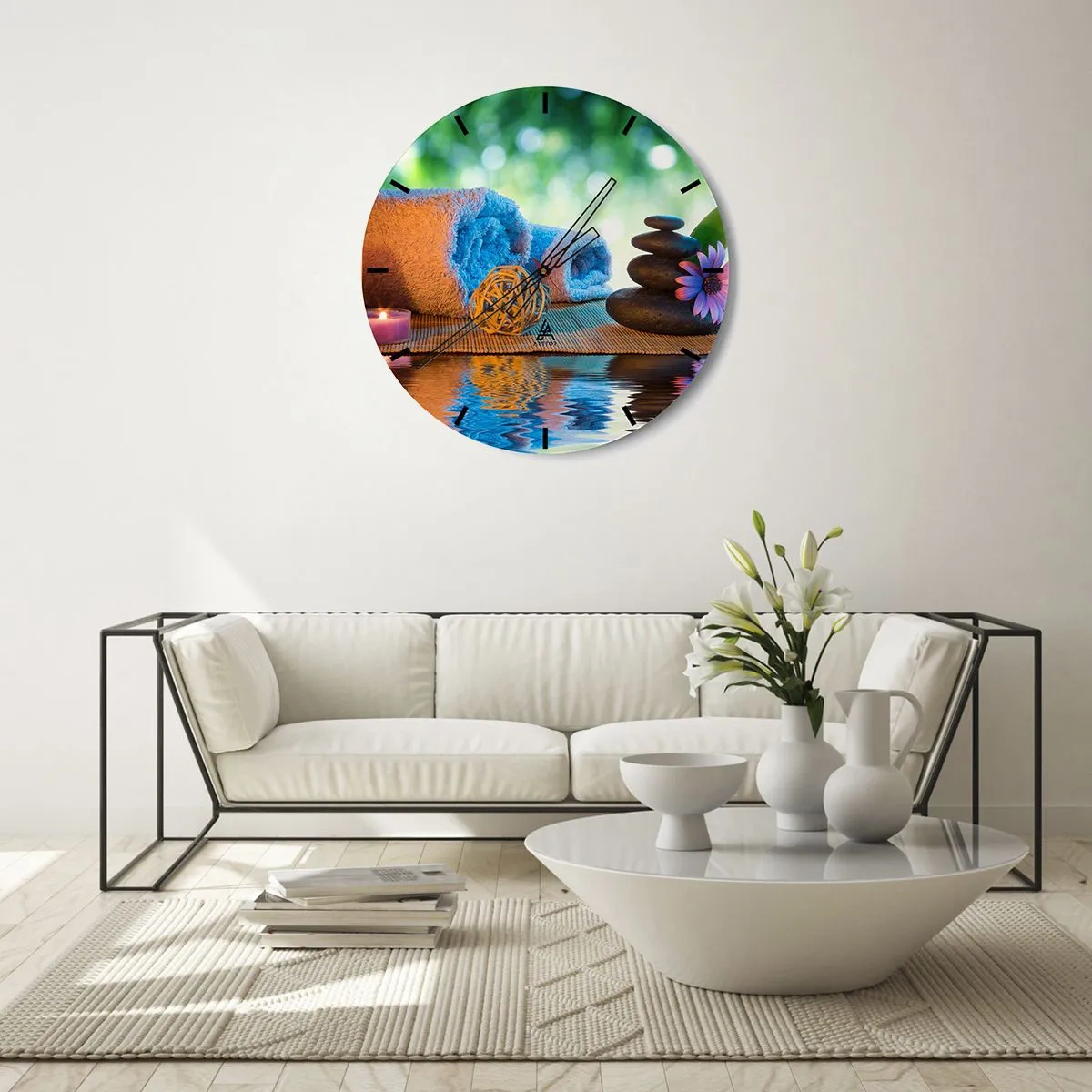 Wanduhr - Glasuhr - Spa-Komposition mit Steinen, einem Handtuch und einer Kerze vor einem natürlichen Hintergrund - 30x30cm - Zeit für den Körper - Moderne Wanddekoration für Wohnzimmer, Küche und Schlafzimmer ARTTOR