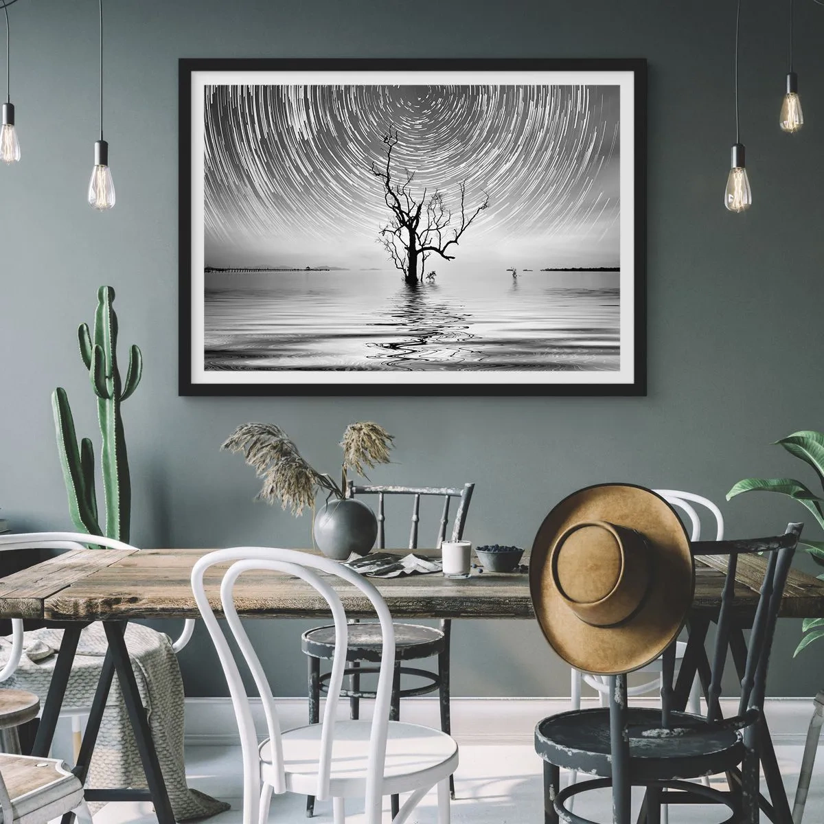 Poster in einem schwarzem Rahmen - Ein Baum im Wasser unter einem Nachthimmel mit sich bewegenden Sternen - 100x70cm - Eine Sinfonie der Natur - Moderne Wanddekoration für Wohnzimmer und Schlafzimmer ARTTOR