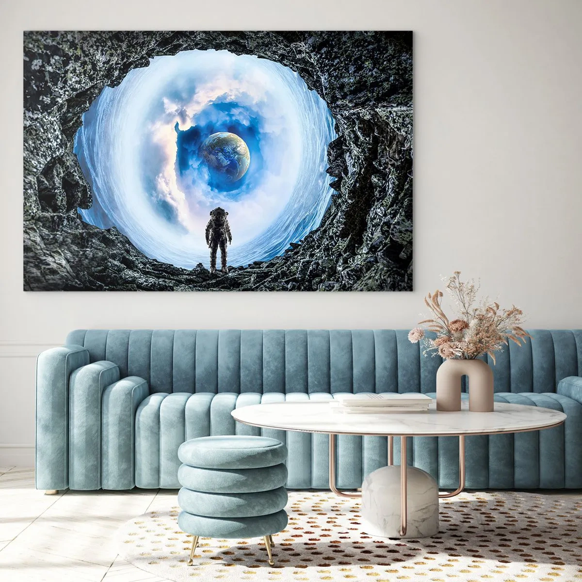 Glasbild - Bild auf glas - Ein Astronaut blickt aus einer Felsenhöhle auf die Erde. - 70x50cm - Es ist nicht weit von zu Hause - Moderne Wanddekoration für Wohnzimmer und Schlafzimmer ARTTOR
