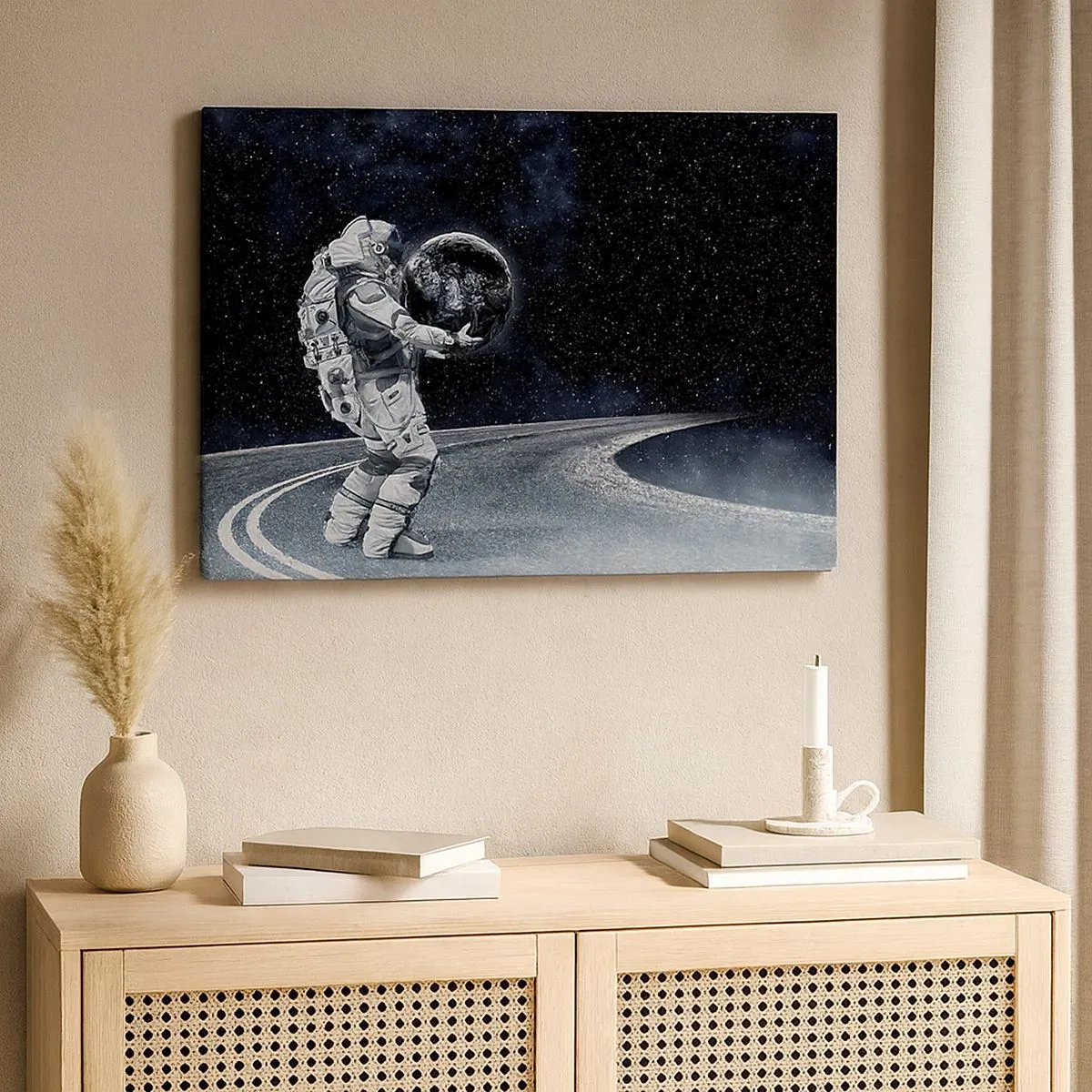 Bild auf Leinwand - Leinwandbild - Astronaut mit Erde vor dem Sternenhimmel - 70x50cm - Auf der Milchstraße - Moderne Wanddekoration für Wohnzimmer und Schlafzimmer ARTTOR