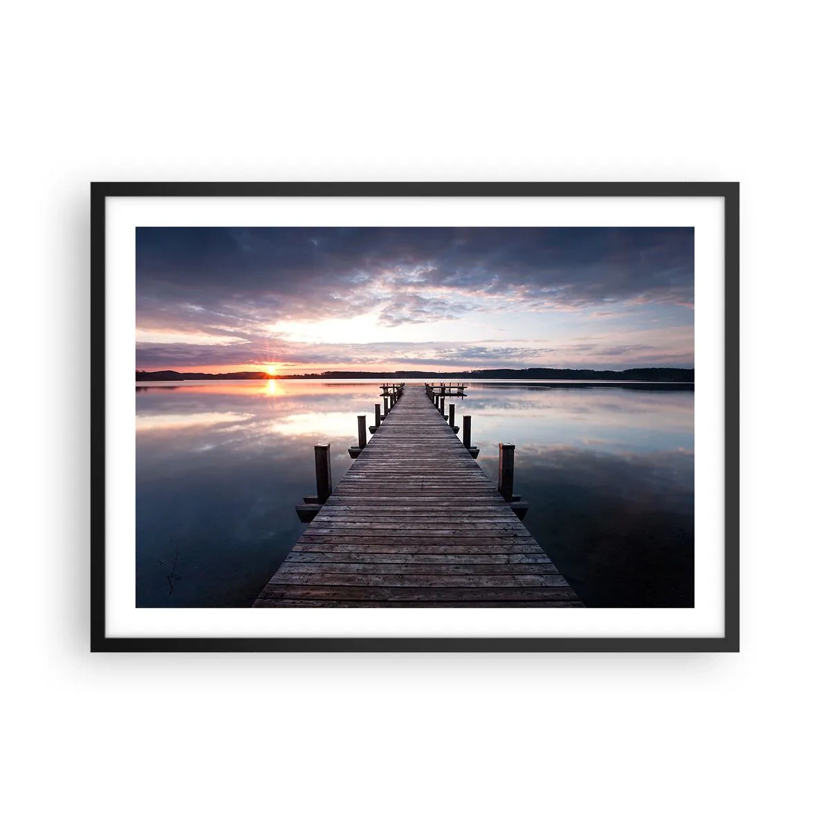 Poster in einem schwarzem Rahmen - Ein Pier an einem See bei Sonnenuntergang in einer friedlichen Landschaft - 70x50cm - Eine stille Grenze zwischen Tag und Nacht - Moderne Wanddekoration für Wohnzimmer und Schlafzimmer ARTTOR