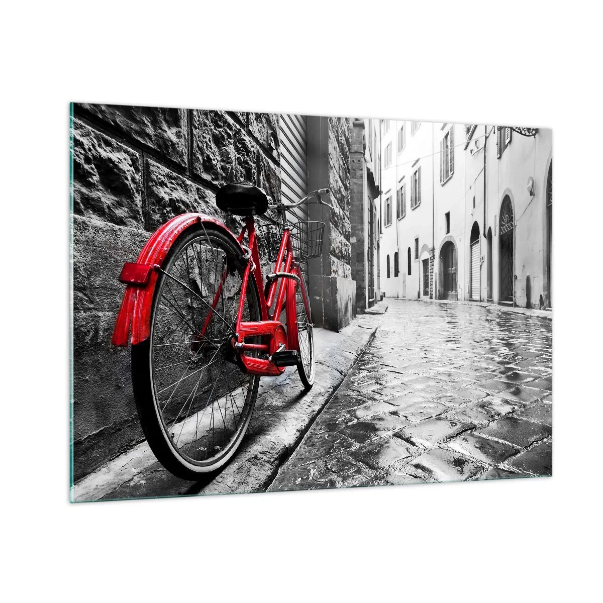 Glasbild - Bild auf glas - Ein rotes Fahrrad auf einer Kopfsteinpflasterstraße mit monochromem Hintergrund. - 100x70cm - Wahre Schönheit wird nicht alt - Moderne Wanddekoration für Wohnzimmer und Schlafzimmer ARTTOR