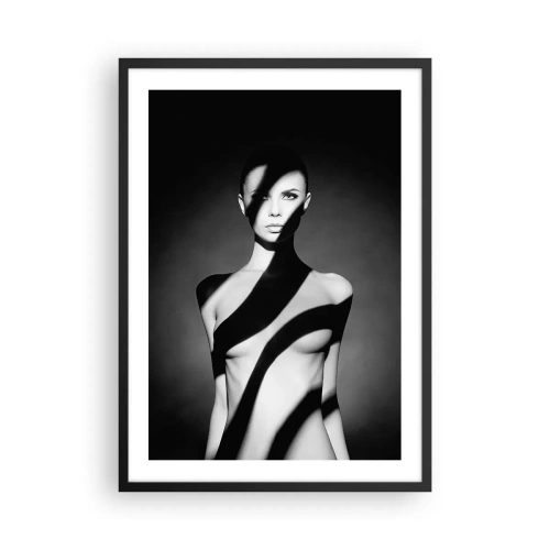 Poster in einem schwarzem Rahmen - Frau in schwarz-weißen grafischen Schatten - 50x70cm - In Glanz und Schatten - Moderne Wanddekoration für Wohnzimmer und Schlafzimmer ARTTOR