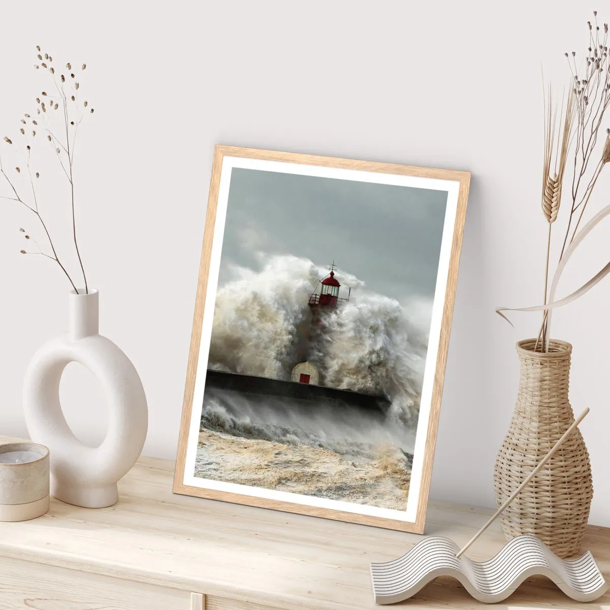 Poster in einem Rahmen aus heller Eiche - Die Wut des Ozeans - 61x91 cm