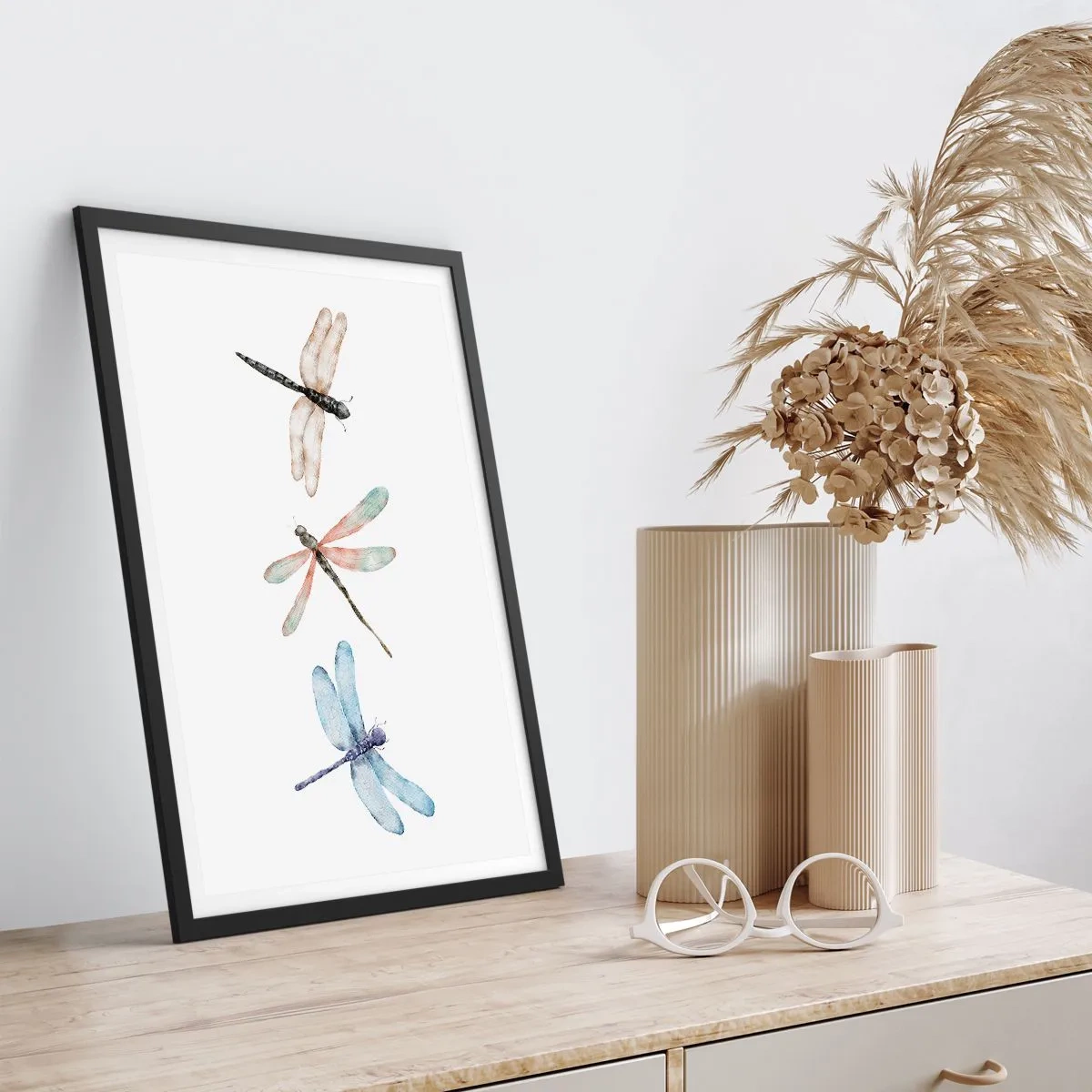 Poster in einem schwarzem Rahmen - Drei Libellen in Aquarell gemalt - 50x70cm - Schwerelose Libellen - Moderne Wanddekoration für Wohnzimmer und Schlafzimmer ARTTOR