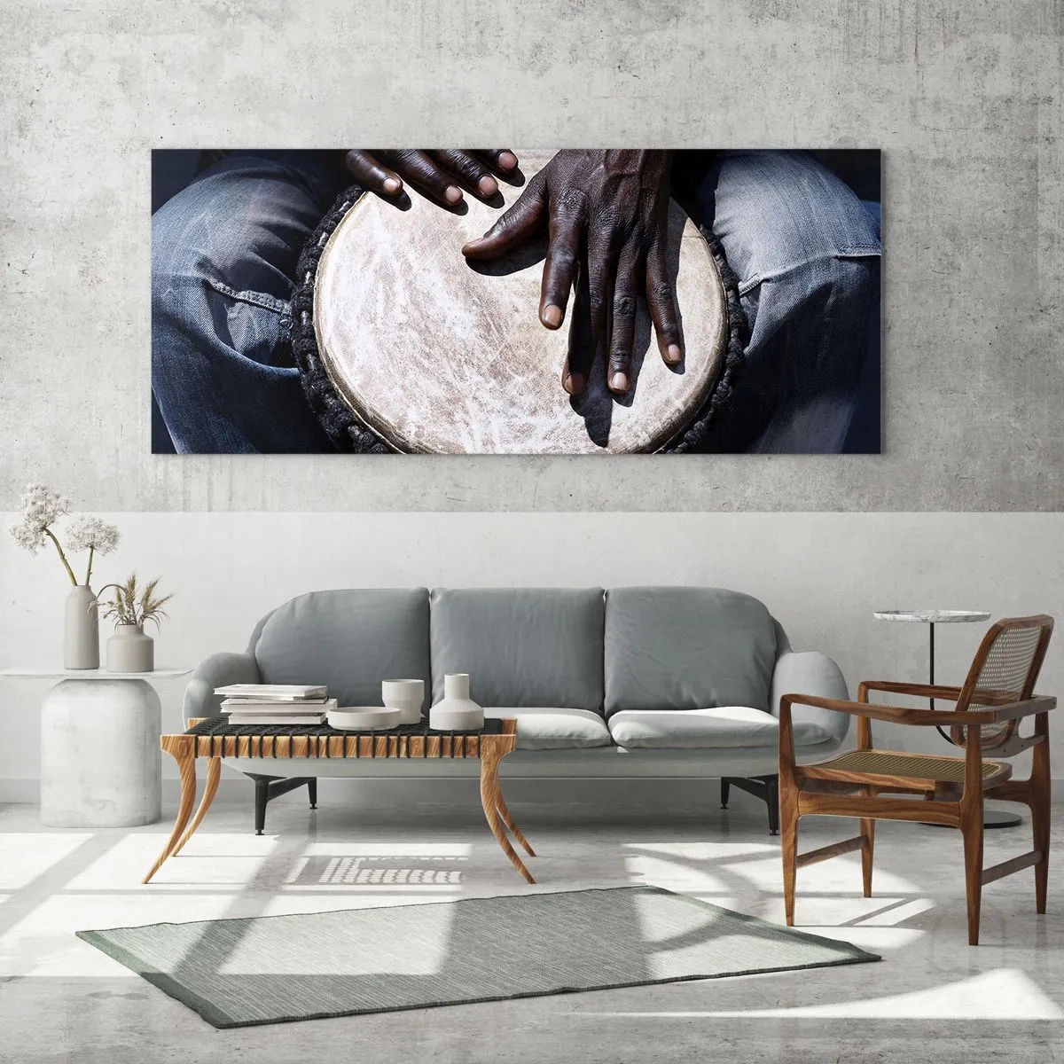 Glasbild - Bild auf glas - Hände spielen eine Djembe-Trommel in einer dynamischen Komposition - 160x50cm - Lebe in deinem eigenen Rhythmus - Moderne Wanddekoration für Wohnzimmer und Schlafzimmer ARTTOR