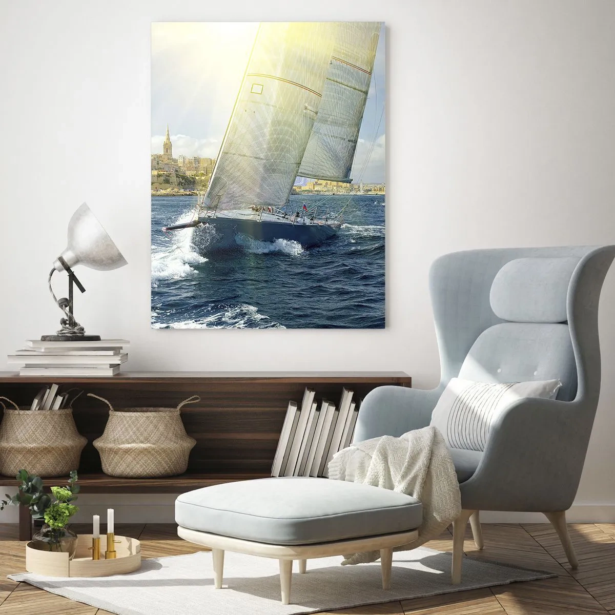 Glasbild - Bild auf glas - Eine Yacht, die an einem sonnigen Tag vor der Kulisse einer Stadt segelt - 50x70cm - Es ist Zeit die Stadt zu verlassen - Moderne Wanddekoration für Wohnzimmer und Schlafzimmer ARTTOR