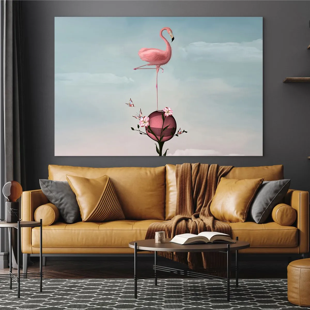 Glasbild - Bild auf glas - Ein rosa Flamingo steht auf einer dekorativen Kugel mit Blumen und Schmetterlingen. - 100x70cm - Basketball-Allegorie - Moderne Wanddekoration für Wohnzimmer und Schlafzimmer ARTTOR