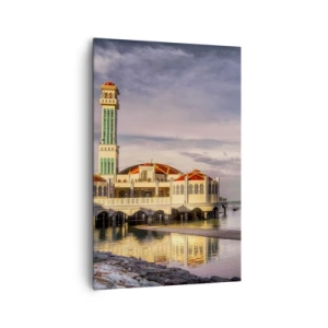 Bild auf Leinwand - Leinwandbild - Ein beeindruckendes Gebäude mit einem Minarett auf dem Wasser, umgeben von einer friedlichen Landschaft - 80x120cm - Tempel der Natur - Moderne Wanddekoration für Wohnzimmer und Schlafzimmer ARTTOR