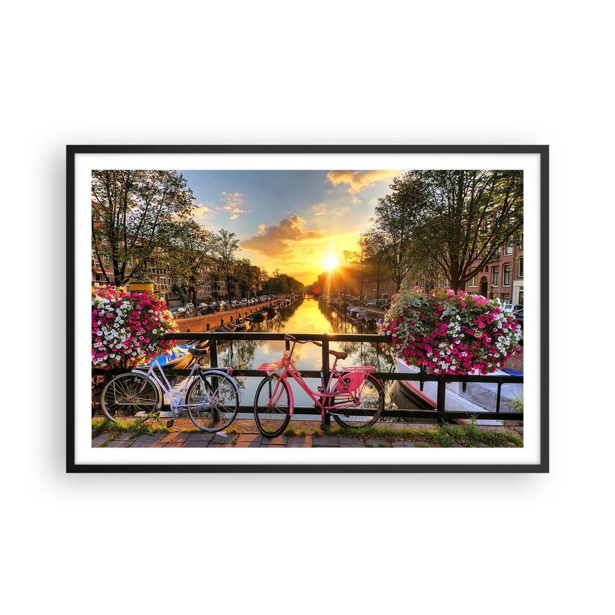 Poster in einem schwarzem Rahmen - Frühlingsmorgen in Amsterdam - 91x61 cm